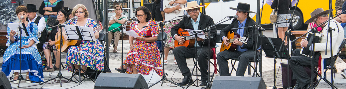 Con Cuecas y música en vivo celebramos el Día del Roto Chileno.